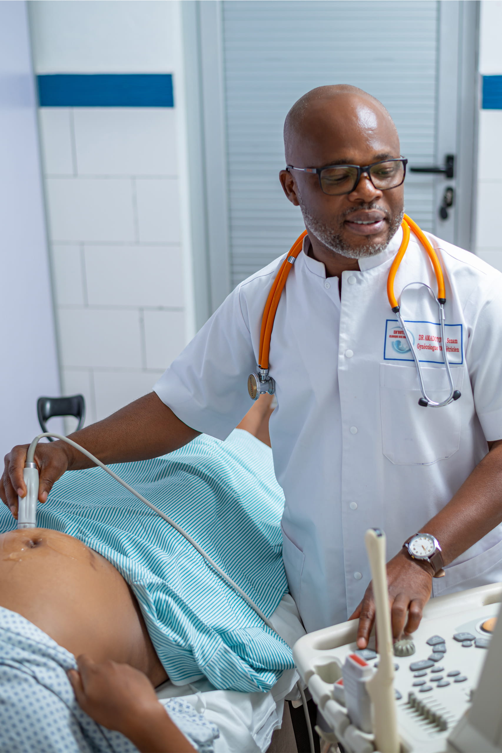 Dr amadoto pendant une consultation gynecologique